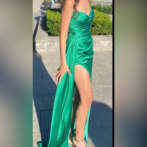 Emerald green dress. - Picture 2 of 4